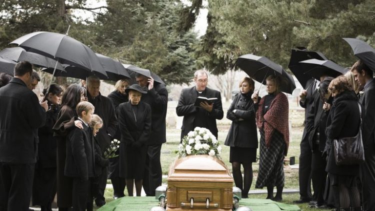 Jak zorganizować godny pogrzeb w Warszawie?